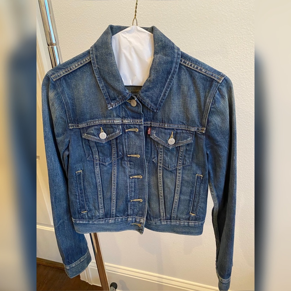 Levi’s Cropped denim jacket